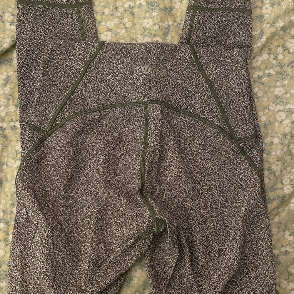 Lululemon leggings Size: 6